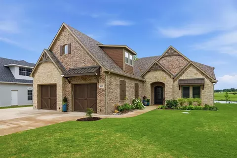 613 Kiowa Dr W, Lake Kiowa, TX 76240
