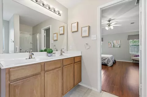 Bath - 3909 Cliffside Dr, Denton, TX 76208 photo 3 of 5