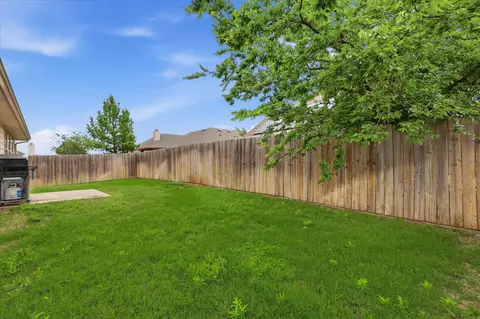 Exterior - 3909 Cliffside Dr, Denton, TX 76208 photo 5 of 8