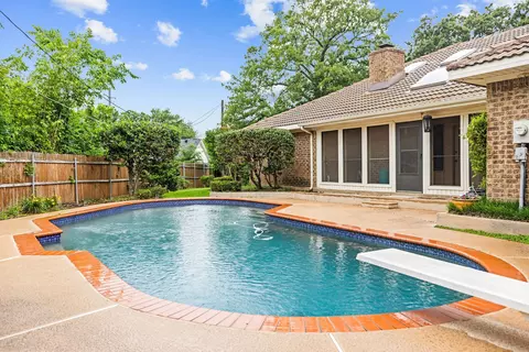 2036 Parkridge Ct, Hurst, TX 76054