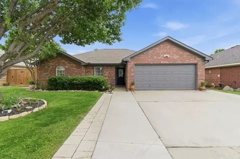 3912 Periwinkle Dr, Fort Worth, TX 76137