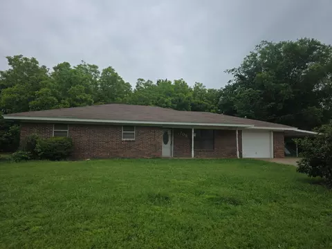709 Lee St, Bowie, TX 76230
