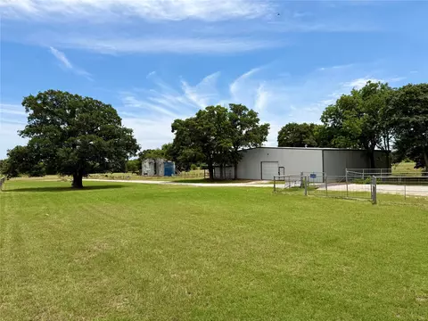 533 Redbird Ln, Bowie, TX 76230