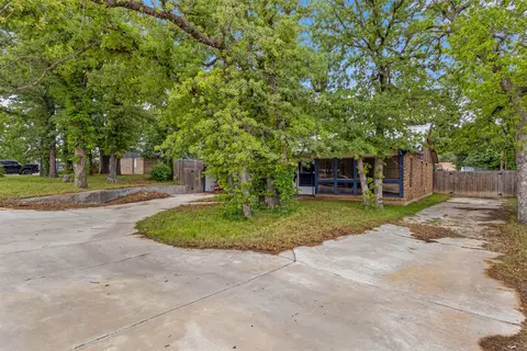 316 Hickorywood St, Azle, TX 76020
