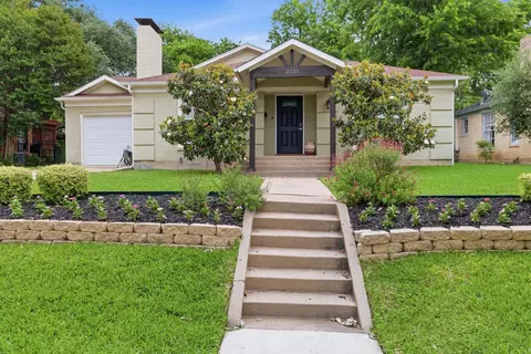 2725 Ryan Place Dr, Fort Worth, TX 76110
