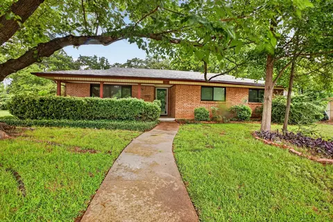 628 W Redbud Dr, Hurst, TX 76053