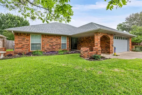 7408 Sean Dr, North Richland Hills, TX 76182