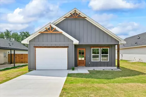 805 Arrowhead Ct, Granbury, TX 76048