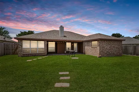1012 High Crest Dr, Azle, TX 76020