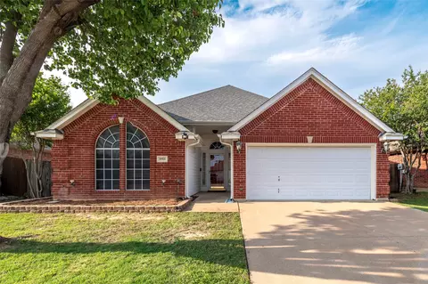 8953 Saranac Trl, Fort Worth, TX 76118