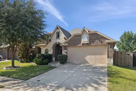 8304 Spitfire Trl, Aubrey, TX 76227