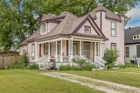 618 W Chestnut St, Denison, TX 75020