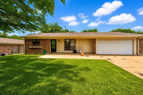 805 Long Dr, Mineral Wells, TX 76067