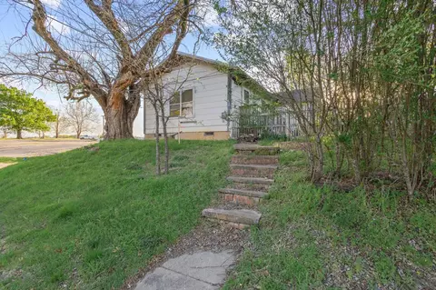 912 N Tone Ave, Denison, TX 75020