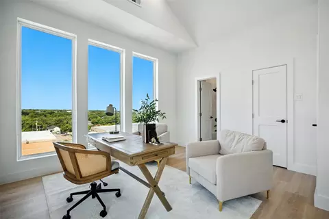 312 N Lancaster Ave #101, Dallas, TX 75203