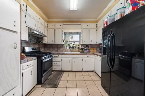 Kitchen - 1725 Summer Ave, Waco, TX 76708 photo 2 of 2