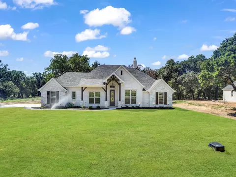 1012 Arbor Vista Dr, Azle, TX 76020