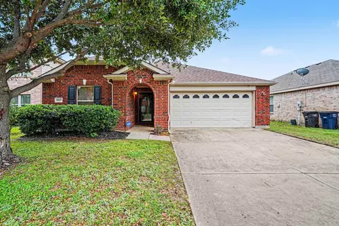 1865 Lynnwood Hills Dr, Fort Worth, TX 76112