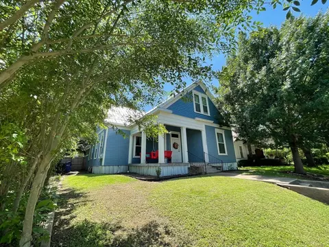 1028 N 4th St, Waco, TX 76707