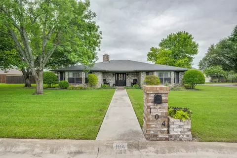 104 Brookview Dr, Decatur, TX 76234