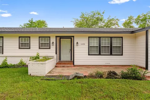 1425 Crow Dr, Waco, TX 76705