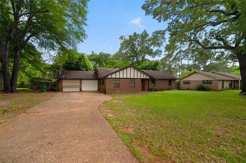 206 Clover Ln, Palestine, TX 75803