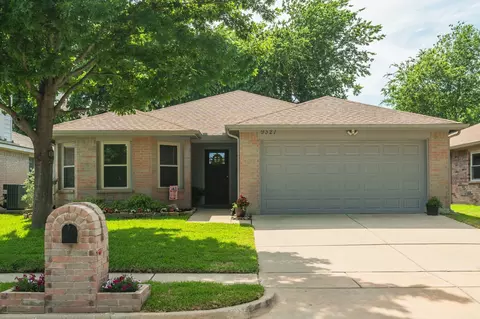 9321 Goldenview Dr, Fort Worth, TX 76244