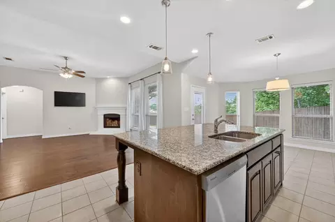 7920 Wilson Cliff Ct, White Settlement, TX 76108