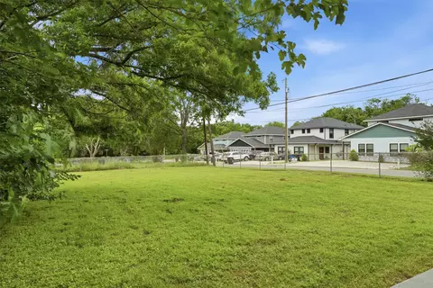 Exterior - 500 E Heron St, Denison, TX 75021 photo 3 of 7