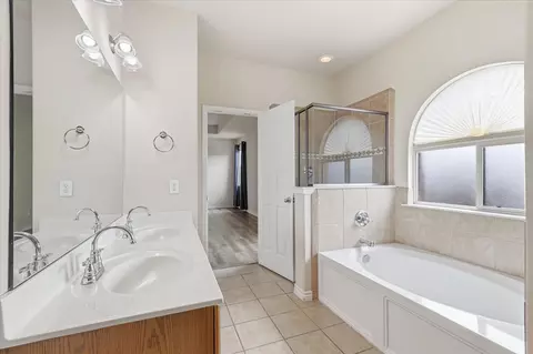 Bath - 207 Moonlight Dr, Euless, TX 76039 photo 4 of 6