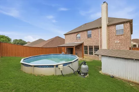 Exterior - 207 Moonlight Dr, Euless, TX 76039 photo 5 of 8