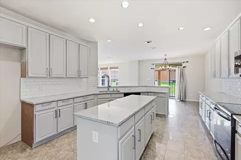 Kitchen - 207 Moonlight Dr, Euless, TX 76039 photo 5 of 6