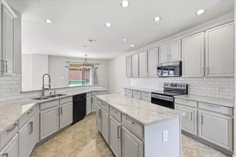 Kitchen - 207 Moonlight Dr, Euless, TX 76039 photo 4 of 6