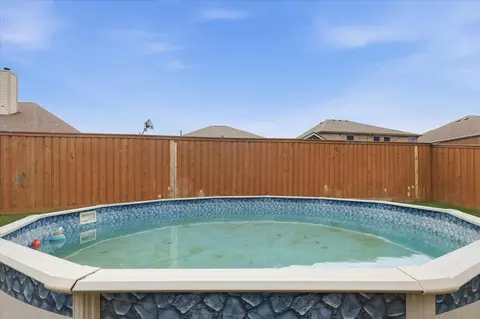 Exterior - 207 Moonlight Dr, Euless, TX 76039 photo 6 of 8