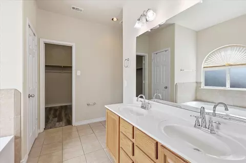 Bath - 207 Moonlight Dr, Euless, TX 76039 photo 1 of 6