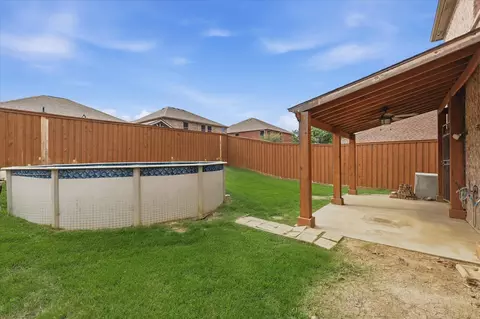 Exterior - 207 Moonlight Dr, Euless, TX 76039 photo 4 of 8