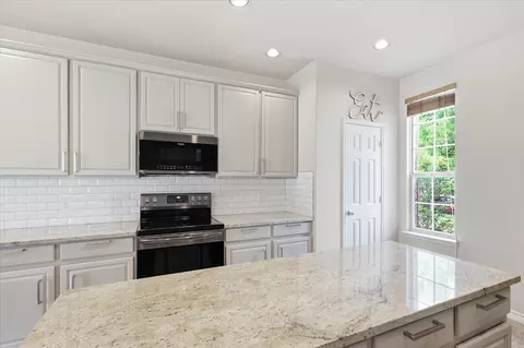 Kitchen - 207 Moonlight Dr, Euless, TX 76039 photo 3 of 6