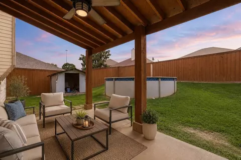 Exterior - 207 Moonlight Dr, Euless, TX 76039 photo 3 of 8