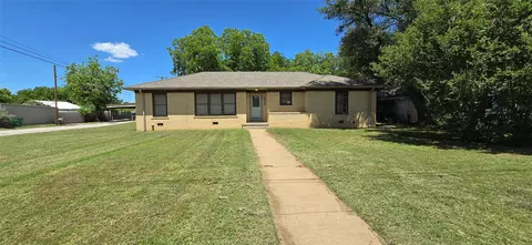 932 W Live Oak St, Jacksboro, TX 76458