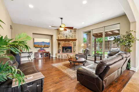 812 Moss Cliff Cir, Mckinney, TX 75071