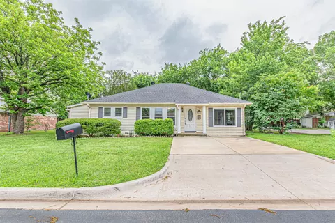 407 W 4th St, Kaufman, TX 75142