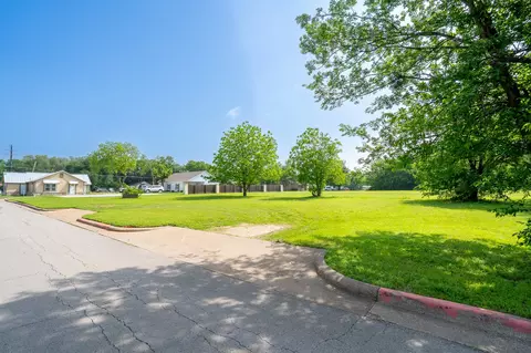 105 S Hawthorne St, Granbury, TX 76048