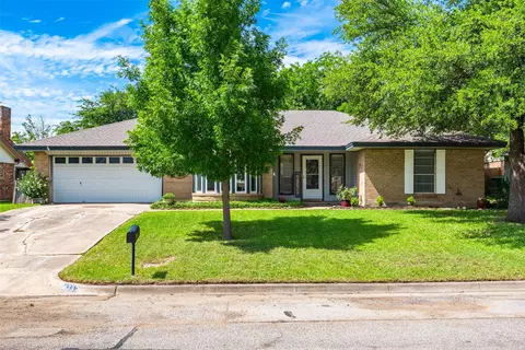6737 Fair Meadows Dr, North Richland Hills, TX 76182