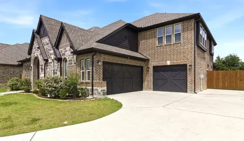 902 S Bluebird Ln, Midlothian, TX 76065