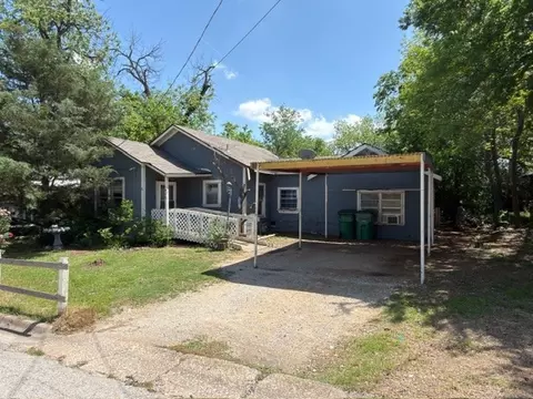 619 W College St, Jacksboro, TX 76458
