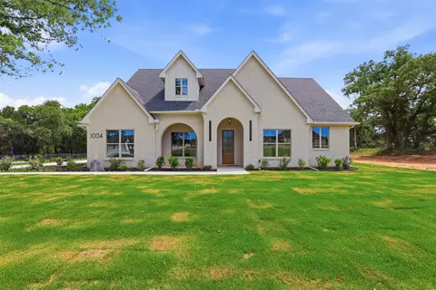 1004 Arbor Vis, Azle, TX 76020