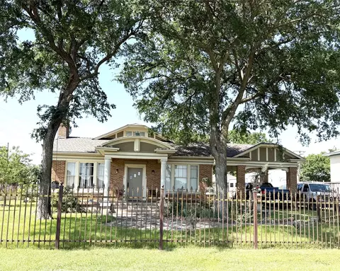 406 Walnut St, Forreston, TX 76041