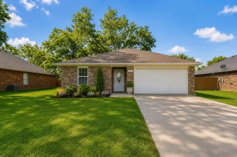 402 Robertson St, Collinsville, TX 76233