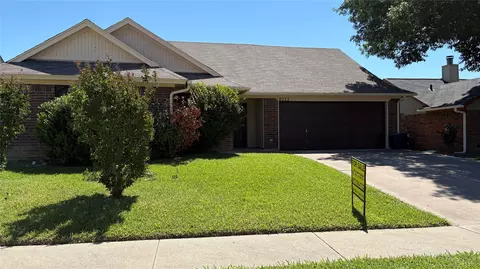 8212 Willis Ln, Watauga, TX 76148