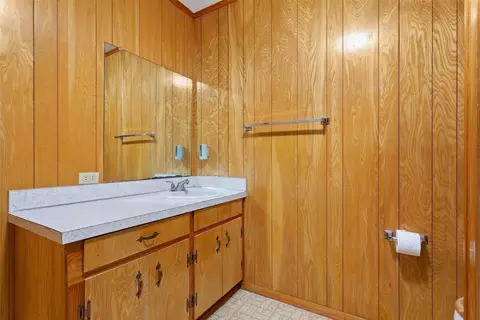 Bath - 2416 Gary Ln, Waco, TX 76708 photo 3 of 4